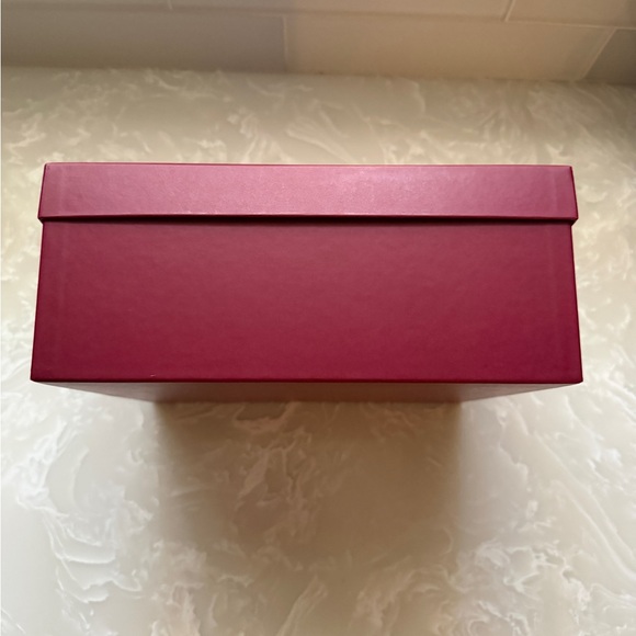 Gucci Deep Burgundy Box with White Logo - Picture 2 of 7